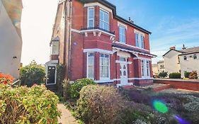 Spacious Victorian Birkdale Apartment With Garden