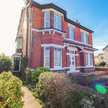 Spacious Victorian Birkdale Apartment With Garden Southport Exterior photo