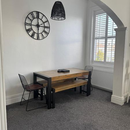 Spacious Victorian Birkdale Apartment With Garden Southport Exterior photo