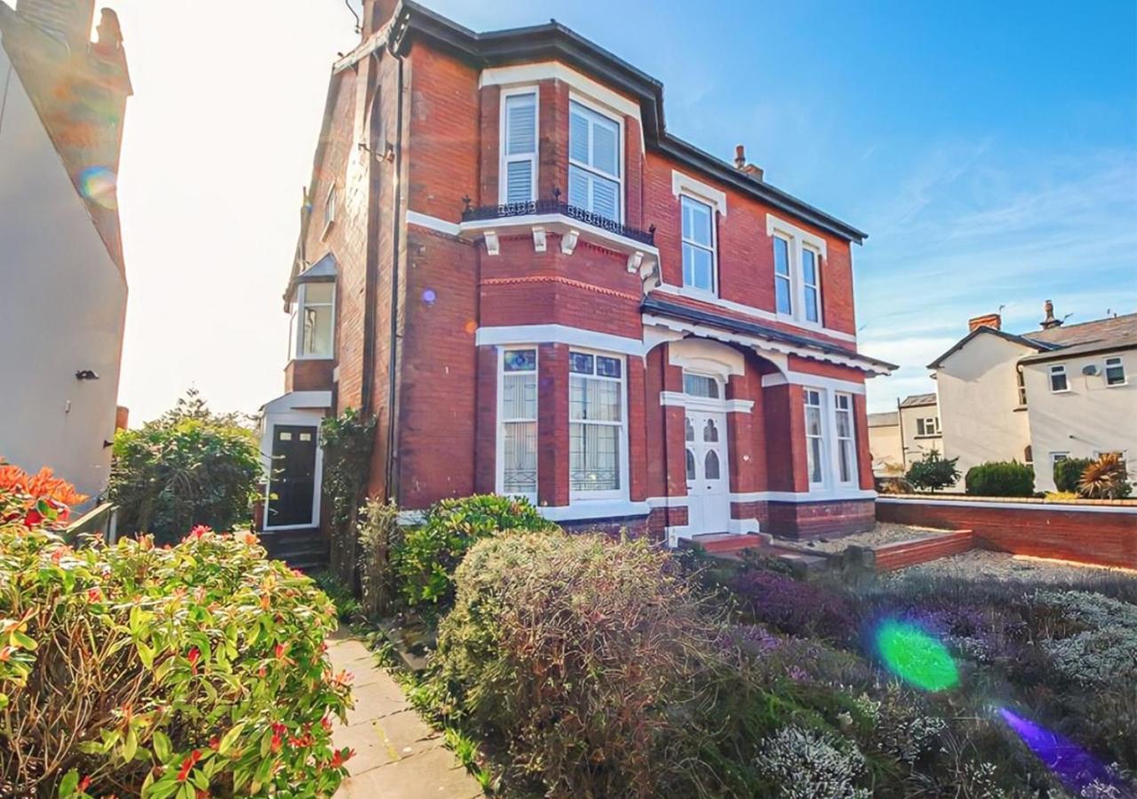 Spacious Victorian Birkdale Apartment With Garden Southport Exterior photo