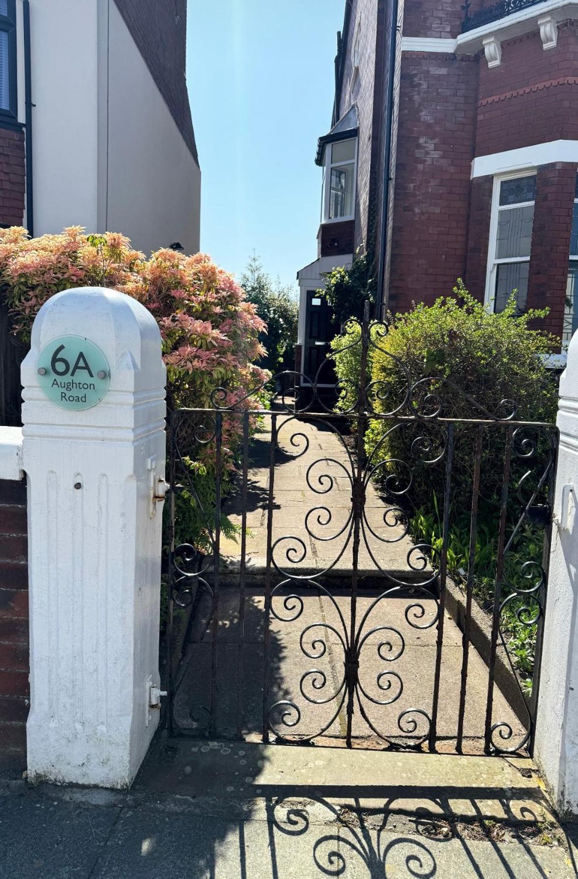 Spacious Victorian Birkdale Apartment With Garden Southport Exterior photo